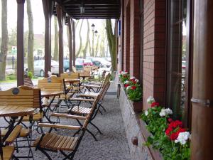 Reštaurácia alebo iné gastronomické zariadenie v ubytovaní Hotel Żubrówka Spa & Wellness