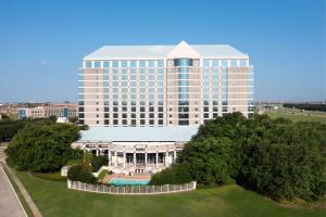una vista aérea de un gran edificio en Renaissance Dallas North Hotel, en Dallas