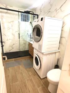 La salle de bains est pourvue d'un lave-linge et d'un sèche-linge. dans l'établissement Sweet apartment near Paris, à Vitry-sur-Seine