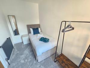 Cama ou camas em um quarto em Spacious 4BR House, London, Sleeps 9, Parking Available