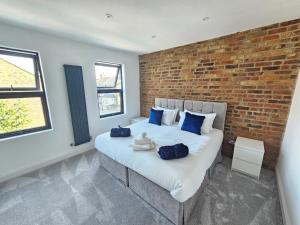 Ένα ή περισσότερα κρεβάτια σε δωμάτιο στο Spacious 4BR House, London, Sleeps 9, Parking Available