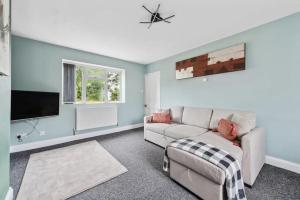 a living room with a couch and a tv at 3 Bed Semi sleeps 7 in Oxford in Oxford