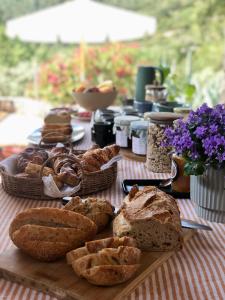 - une table avec du pain et des viennoiseries dans l'établissement L’Hacienda Maison d’hôtes, à Bagnols-en-Forêt