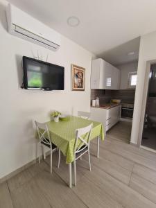 cocina y comedor con mesa y sillas en Apartment Bart en Split