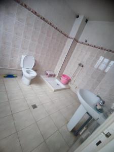 サフィにあるاسفي سعيدة 2のバスルーム(トイレ、洗面台付)
