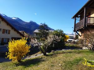 een uitzicht op een huis met bergen op de achtergrond bij Le Ginkgo - Mont Dauphin in Eygliers