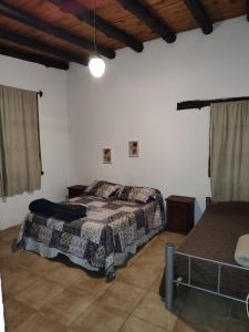 1 dormitorio con 2 camas en una habitación en El Espinillo, Casa de Campo en Santa Rosa de Calamuchita
