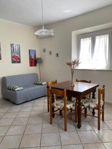 een woonkamer met een tafel en een bank bij Saba's House in Ghizzano