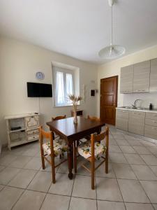 een keuken met een houten tafel en stoelen. bij Saba's House in Ghizzano