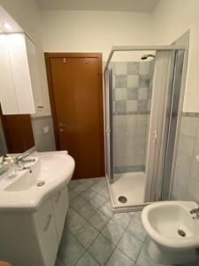 een badkamer met een douche, een wastafel en een toilet bij Saba's House in Ghizzano