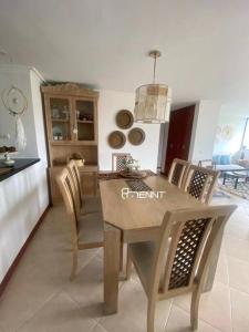 - une salle à manger avec une table à manger et des chaises dans l'établissement Beautiful apartment in Envigado, à Envigado