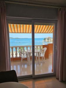 a dining room with a table and a view of the ocean at Primera linea - La Manga - Hawaii IV - 1 dormitorio in La Manga del Mar Menor