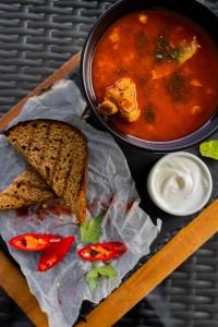 um prato de comida com uma tigela de sopa e uma sanduíche em Lotus & Spa em Solotvyno