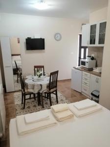 eine Küche und ein Esszimmer mit einem Tisch und Stühlen in der Unterkunft Apartman Petovic in Kotor