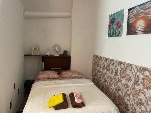 Un pequeño dormitorio con una cama con toallas. en Frendlen Metsa Apartment, en Pärnu
