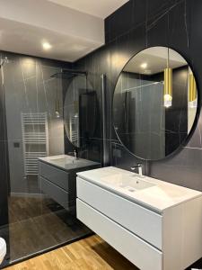 uma casa de banho com um lavatório e um espelho em Aquarium Suite Vista Mare em Génova