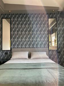 um quarto com uma cama grande e 2 espelhos em Aquarium Suite Vista Mare em Génova