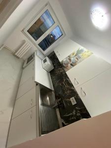 - une vue sur la cuisine et une fenêtre dans l'établissement Apartament in Mangalia, à Mangalia