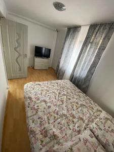 a bedroom with a bed and a television in it at Apartament in Mangalia in Mangalia