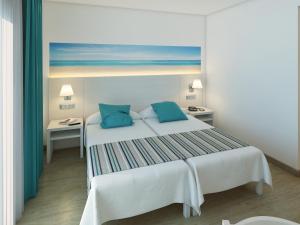 Postel nebo postele na pokoji v ubytování Hotel Playas de Paguera