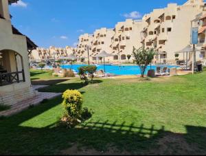 uma vista para um resort com uma piscina em شاليه عائلات هواة الهدوء -مارسيليا علم الروم- بدون شاطي خاص em Marsa Matruh