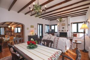 A seating area at Villa Milma
