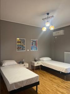 Pokój z 2 łóżkami i sufitem w obiekcie anastasis house w Atenach