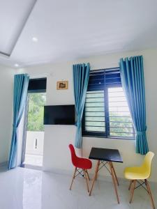 a room with two chairs and a table and a window at HOMESTAY HƯƠNG in Vung Tau