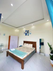 een slaapkamer met een bed in een kamer bij HOMESTAY HƯƠNG in Vung Tau