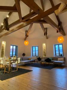 een woonkamer met houten plafonds en tafels en stoelen bij MY BOUTIQUE GUESTHOUSE - Fabulous Suites 10 Min A7 - in Anneyron