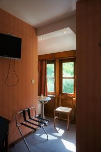 TV a/nebo společenská místnost v ubytování Hotel du Roy