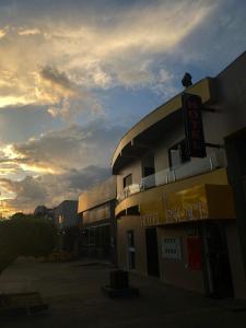 ein Gebäude mit Hoteleingang und Sonnenuntergang in der Unterkunft Hotel Enlace in Ji-Paraná