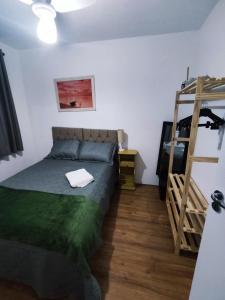 1 dormitorio con cama y escalera en Apartamento Metrô Giovanni Gronchi - Expo Transamérica - Vibra São Paulo - Autódromo, en São Paulo