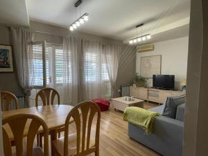 uma sala de estar com um sofá azul e uma mesa em Apartman MR em Zaboric