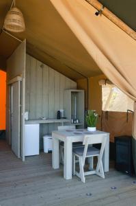 une table et des chaises blanches dans une tente dans l'établissement Quinta dos Corgos, à Tábua