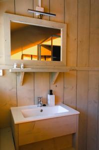 a bathroom with a sink and a mirror at Quinta dos Corgos in Tábua
