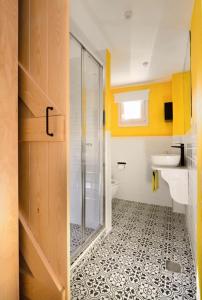 ニキティにあるKladi House renovated 2023のシャワー、トイレ、洗面台を備えたバスルーム