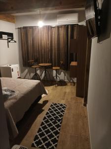 een kamer met een bed, een tafel en een raam bij Casarão da Praia - Itaipuaçu, Jardim Atlântico, Maricá in Itaipuaçu