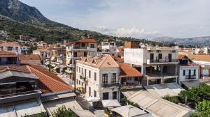 une vue aérienne sur une ville avec des bâtiments dans l'établissement Nostalgia Suites, à Astakos