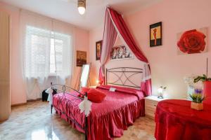 1 dormitorio con 1 cama con colcha roja en Bed and Breakfast Dolce Vita Bologna, en Bolonia