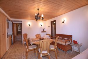 A seating area at Villa Milma