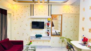 ein Wohnzimmer mit gelben Sternen an der Wand in der Unterkunft HOTEL BLUE BIRD in Dhaka