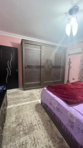een slaapkamer met een bed en een dressoir bij شقه للايجار بمدينه نصر in Caïro