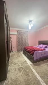 een slaapkamer met een bed en een televisie. bij شقه للايجار بمدينه نصر in Caïro