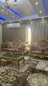 a living room with two couches and a table at شقه للايجار بمدينه نصر in Cairo