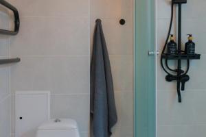- Baño con aseo y toalla en Urban Home en Kiev