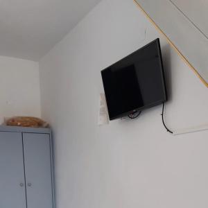 TV de pantalla plana colgada en la pared en Camelia, en Plakias