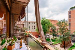 balkon apartamentowy z widokiem na miasto w obiekcie Bed and Breakfast Dolce Vita Bologna w Bolonii