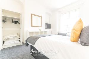- une chambre blanche avec un lit et une fenêtre dans l'établissement Goose Green Contractor Accommodation, à Pemberton