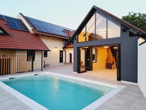 Casa con piscina con paneles solares en la azotea en Turistična Kmetija Puklavec, en Zasavci